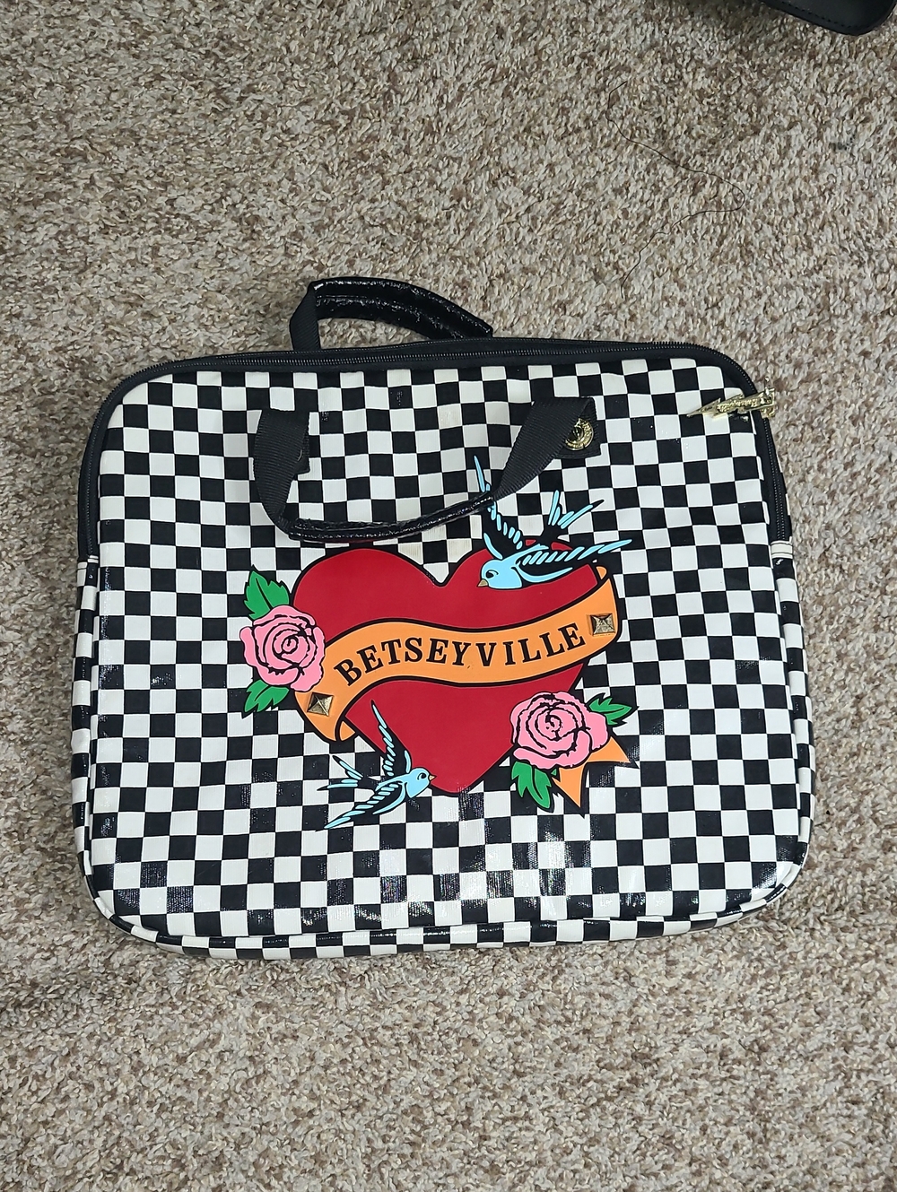 ⬇️Betsey Johnson Black & White Checkered Laptop Bag with Red Heart Graphic